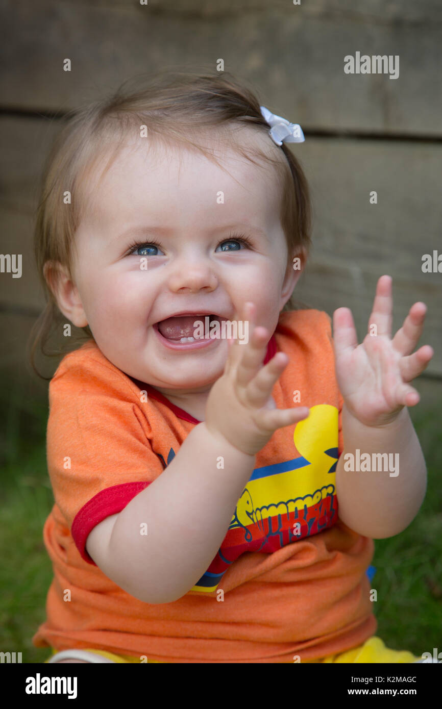 Heureux Bebe Fille De 10 Mois Clapping Photo Stock Alamy