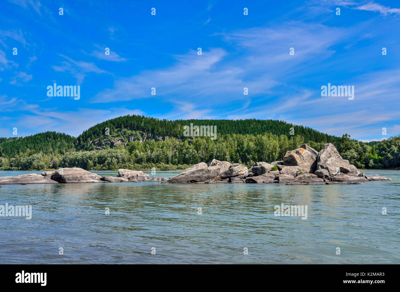 Belle rivière de montagne avec des rapides et des îles des énormes rochers entre les rives boisées - paysage d'été ensoleillée, montagnes de l'Altaï, en Russie Banque D'Images