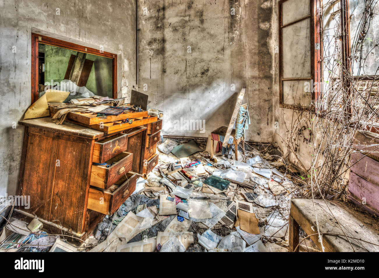 Sale vieux meubles de bureau dans une usine abandonnée Banque D'Images