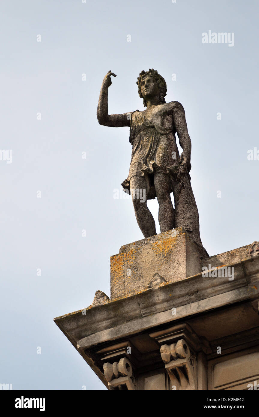 Statues de pierre sur le toit d'un bâtiment foi espérance et charité ou les quatre saisons faites ou sculptée de sculptures en pierre les modèles et les figures Banque D'Images