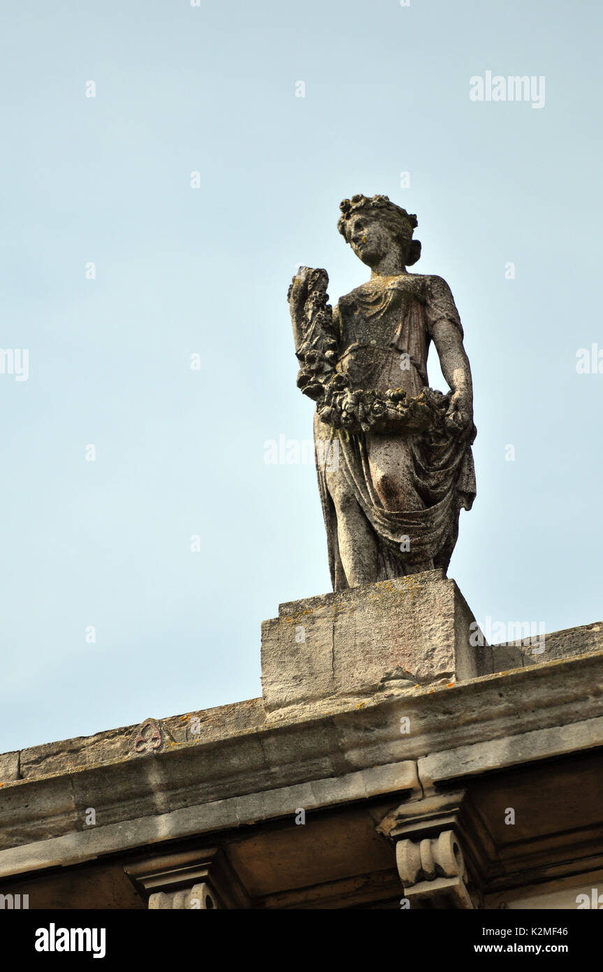 Statues de pierre sur le toit d'un bâtiment foi espérance et charité ou les quatre saisons faites ou sculptée de sculptures en pierre les modèles et les figures Banque D'Images