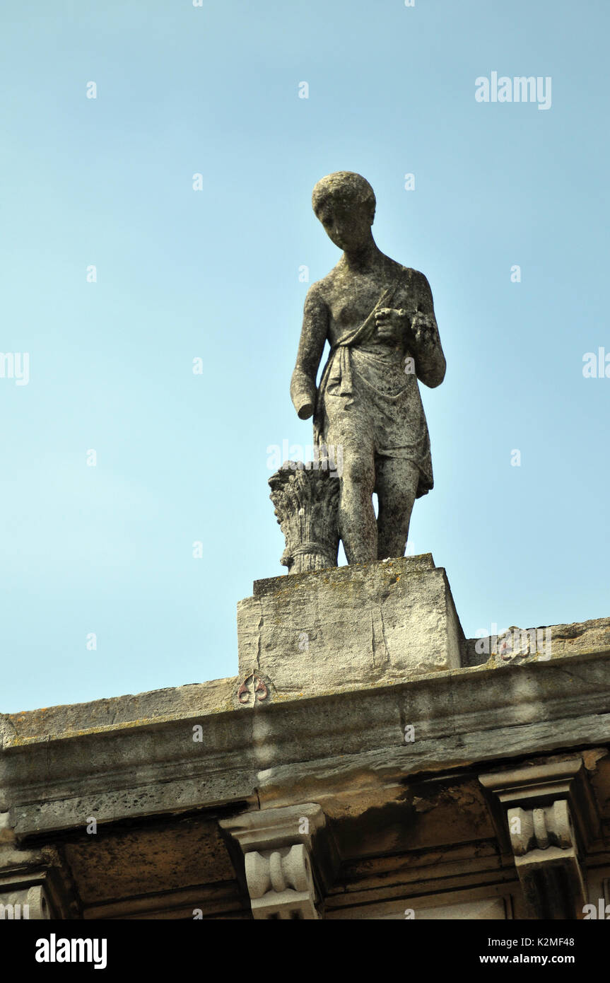 Statues de pierre sur le toit d'un bâtiment foi espérance et charité ou les quatre saisons faites ou sculptée de sculptures en pierre les modèles et les figures Banque D'Images