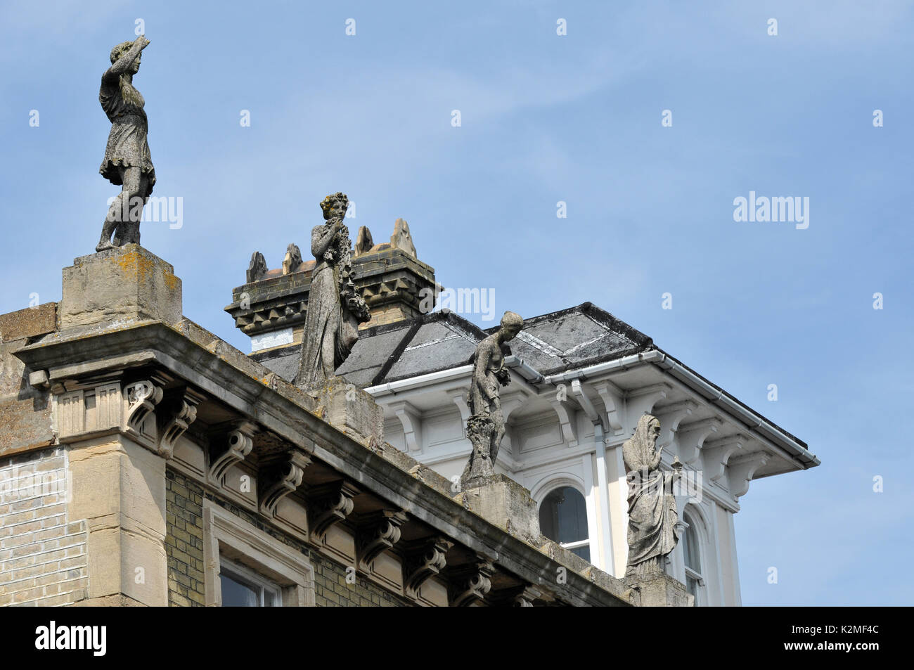 Statues de pierre sur le toit d'un bâtiment foi espérance et charité ou les quatre saisons faites ou sculptée de sculptures en pierre les modèles et les figures Banque D'Images