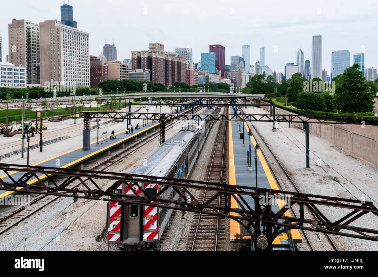Un train à Museum Campus / 11th Street Station, le centre-ville de Chicago, USA. Banque D'Images