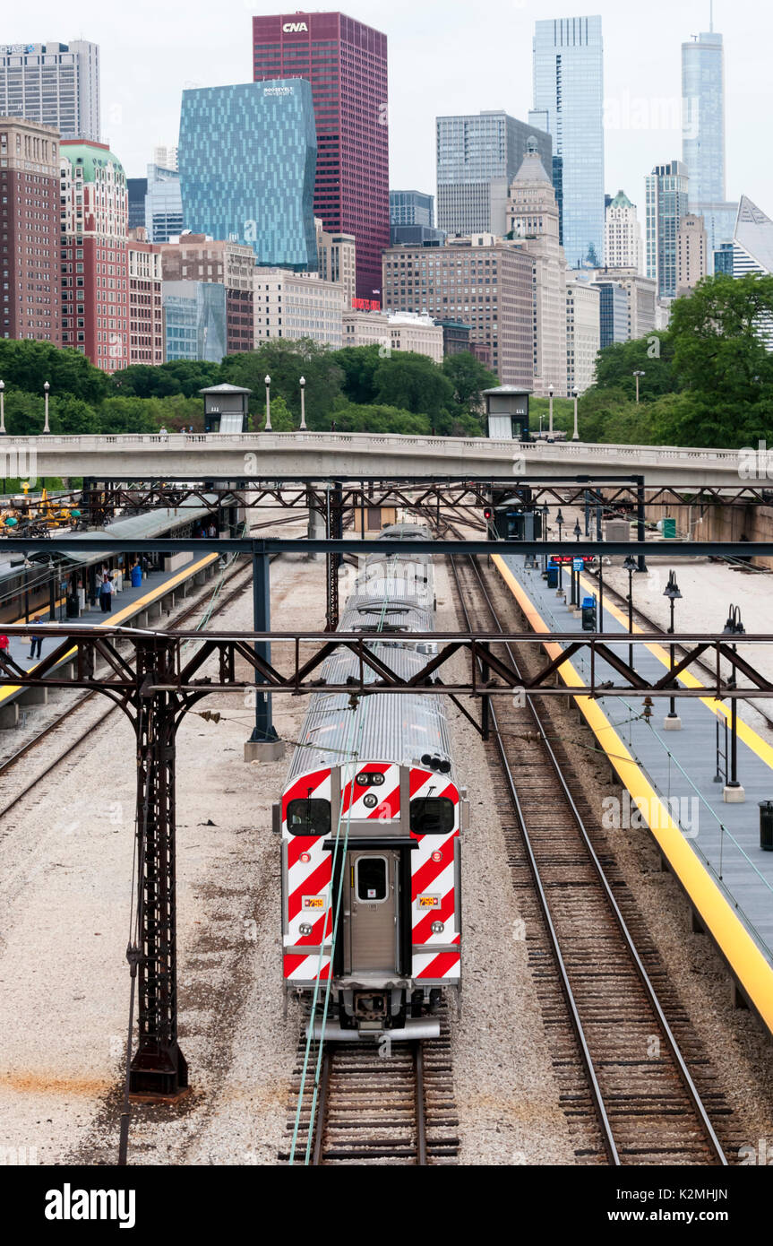 Un train à Museum Campus / 11th Street Station, le centre-ville de Chicago, USA. Banque D'Images