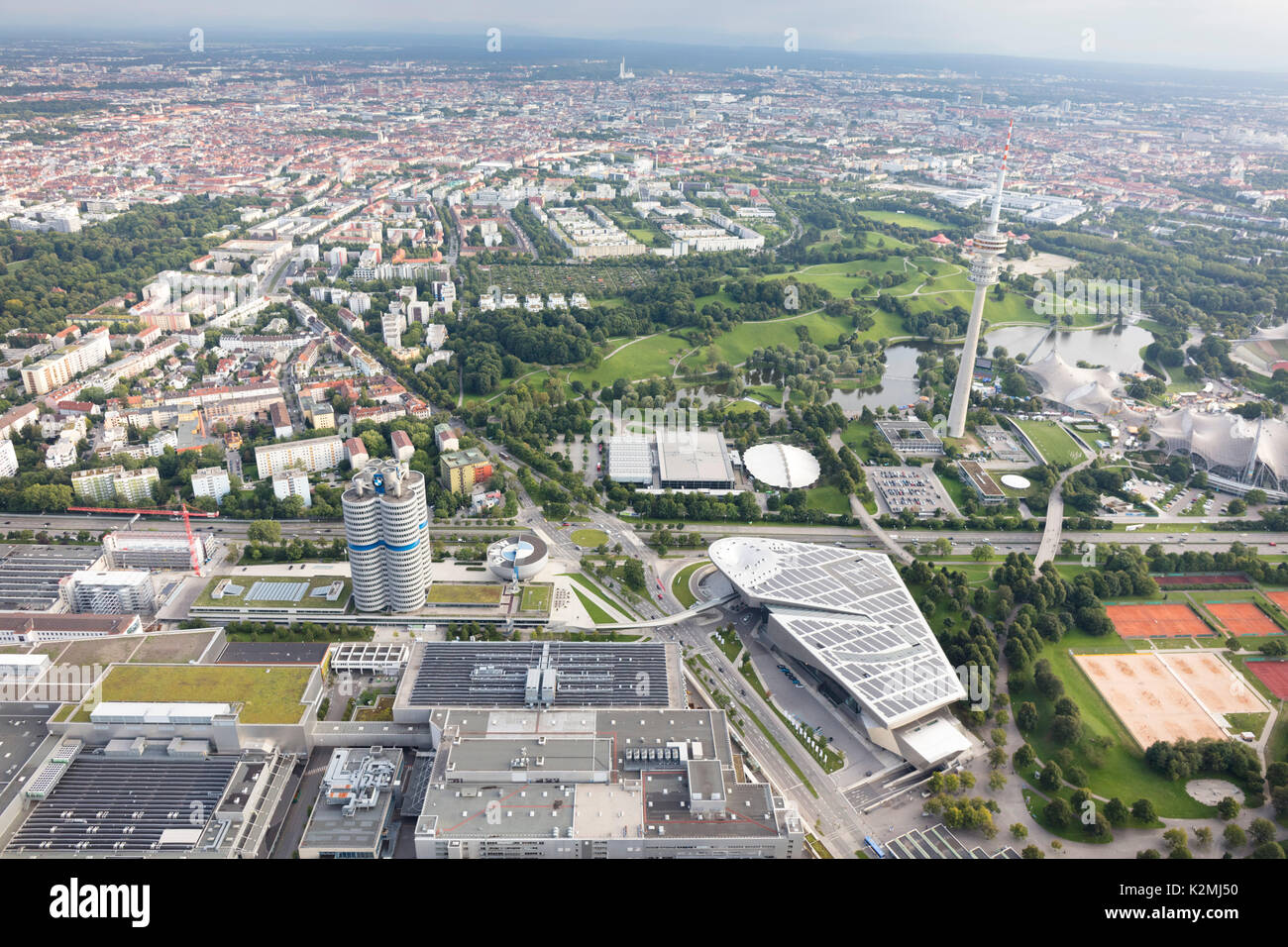 Vue aérienne de Munich, Allemagne avec BMW World, siège et musée, suis Riesenfeld, dans l'avant-plan Banque D'Images