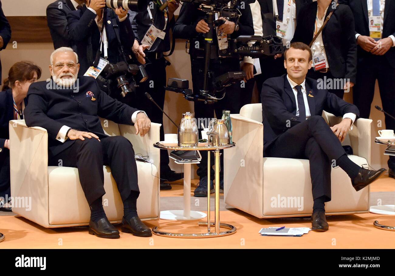 Le Premier Ministre indien Narendra Modi, gauche, siège avec le président français, Emmanuel Macron durant la retraite des dirigeants au Sommet du G-20 le 7 juillet 2017 à Hambourg, Allemagne. Banque D'Images