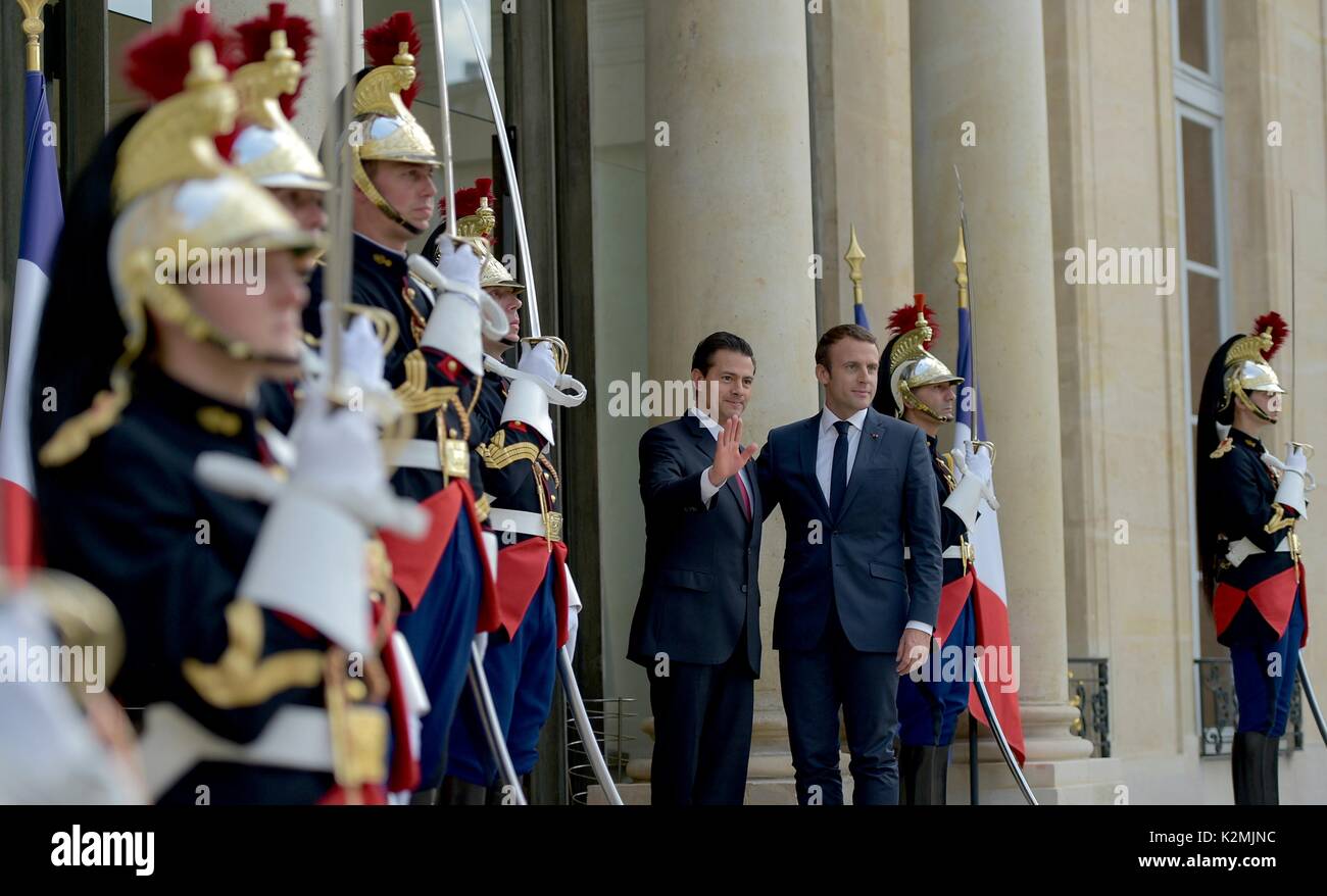 Le président français, Emmanuel Macron se félicite le président mexicain Enrique Pena Nieto, à gauche, à l'Elysée pour rencontrer le 7 juillet 2017 à Paris, France. Banque D'Images