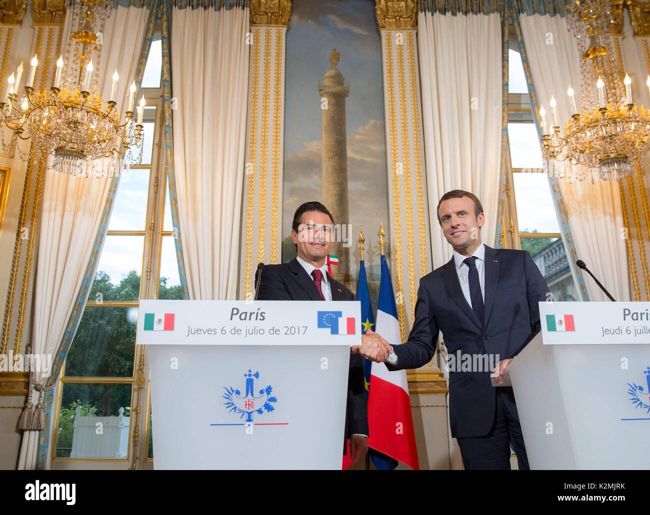 Le Président mexicain Enrique Pena Nieto, gauche, lors d'une conférence de presse commune avec le président français, Emmanuel Macron à l'Elysée le 7 juillet 2017 à Paris, France. Banque D'Images
