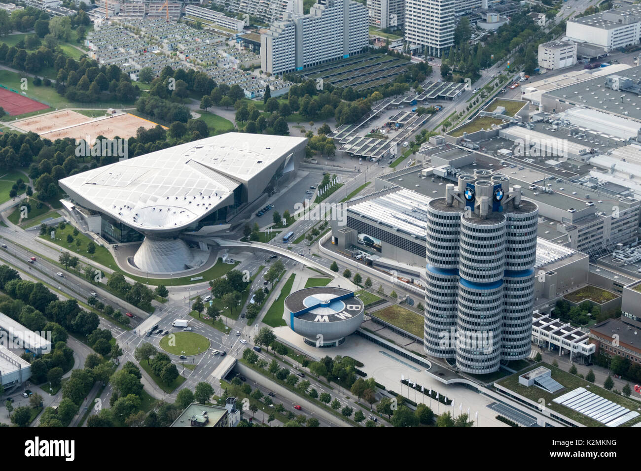 Vue aérienne de BMW World, siège et musée, suis Riesenfeld, Munich, Allemagne Banque D'Images