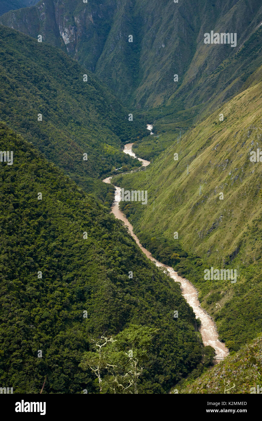 La rivière Urubamba Urubamba et Valley (Vallée Sacrée) vu de court-circuit de l'Inca vers le Machu Picchu, le Pérou, Amérique du Sud Banque D'Images