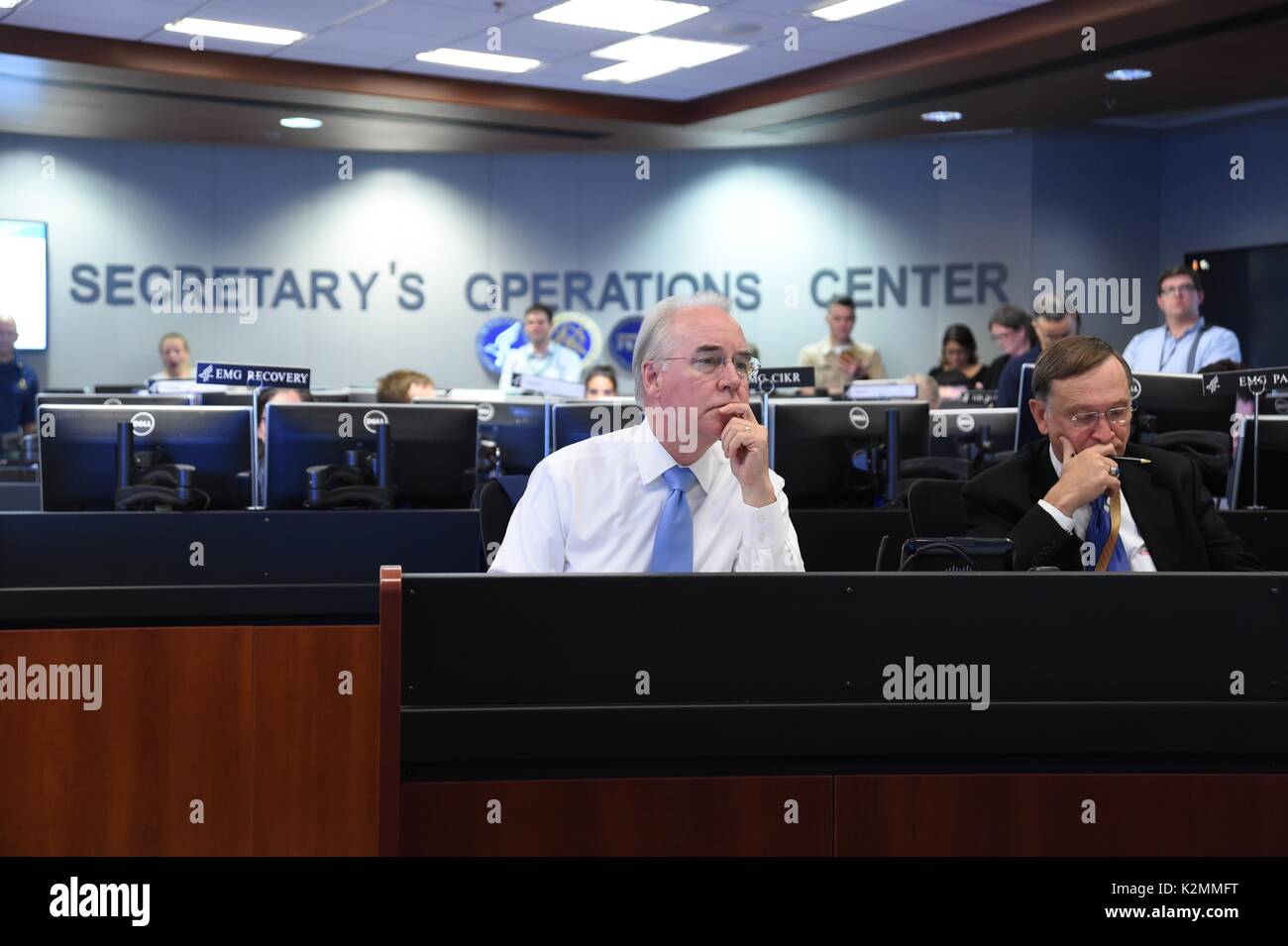 Le secrétaire américain de la Santé et des Services à Tom Price, à gauche, l'écoute d'un exposé sur l'ouragan Harvey et l'intervention d'urgence le 28 août 2017 à Washington D.C. Banque D'Images