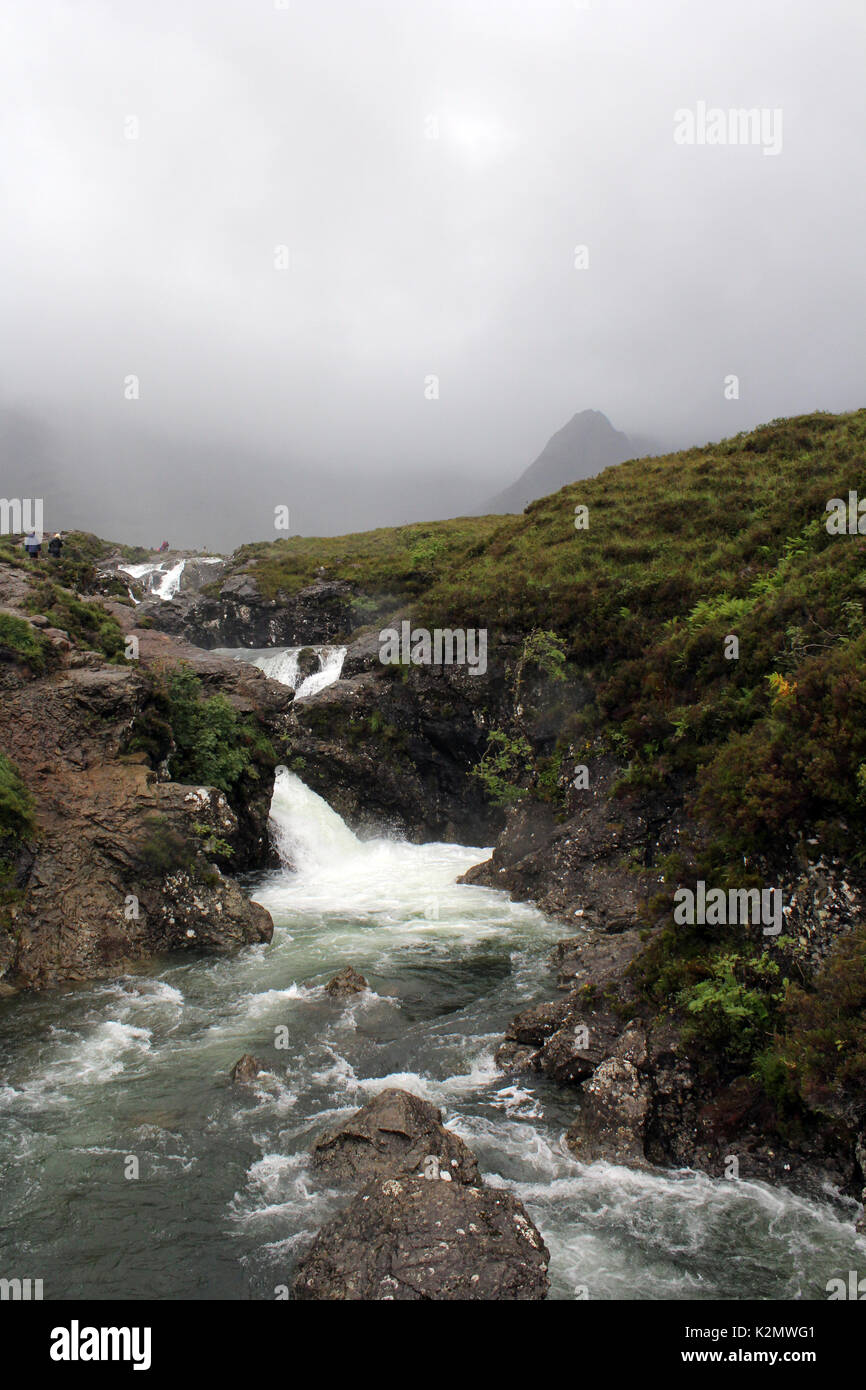 Le beau conte de piscines sur l'île de Skye sur un jour brumeux Banque D'Images