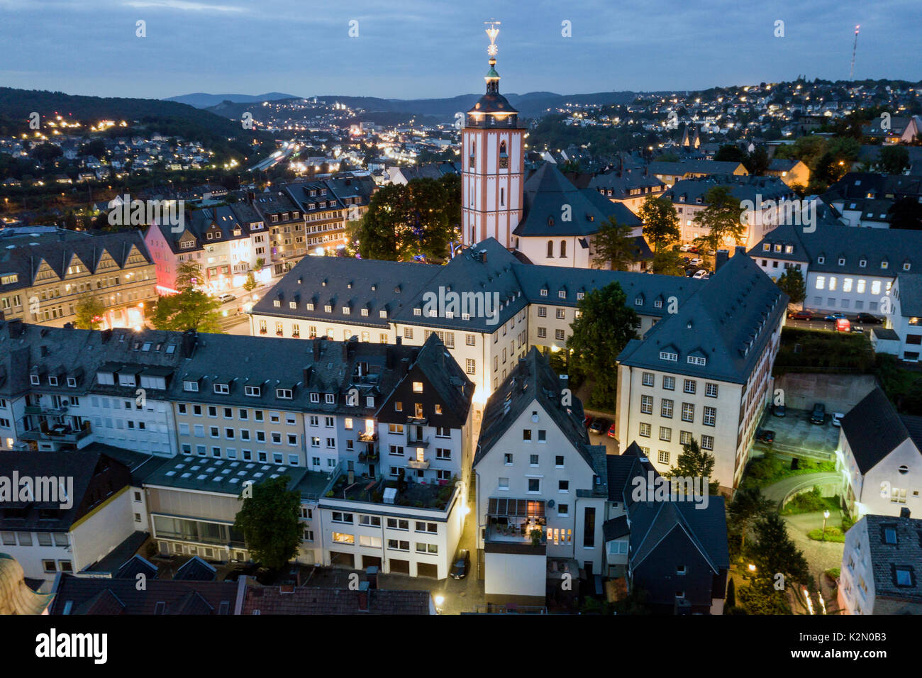Vue aérienne sur la vieille ville de Siegen dans la nuit. Rhénanie du Nord-Westphalie, Allemagne Banque D'Images