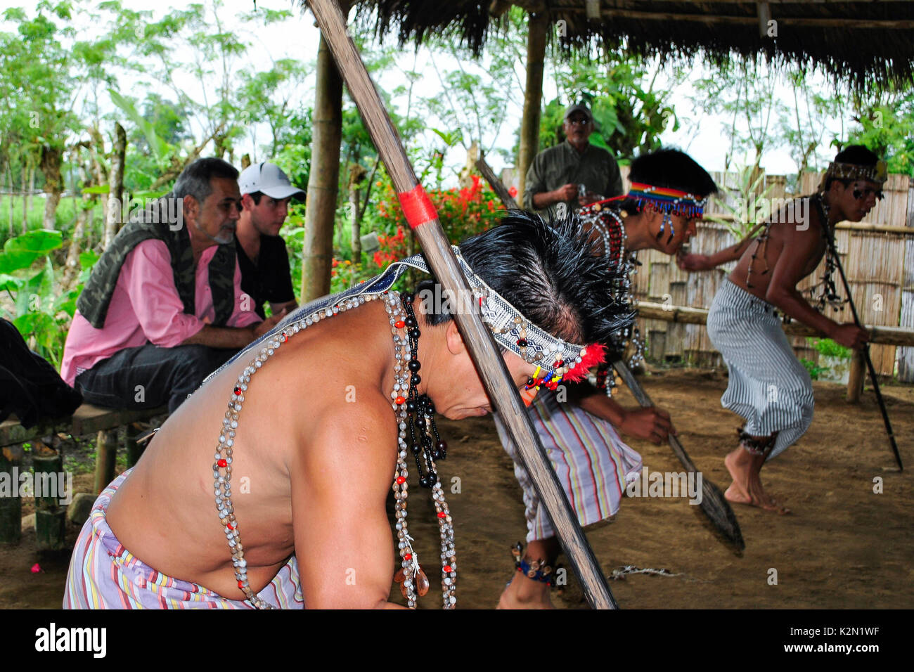 Un groupe d'hommes Shuar de danse. Ils portent des accessoires faits de graines dans son corps. Communauté Shuar. Bucay. Proviince de Guayas. L'Équateur Banque D'Images