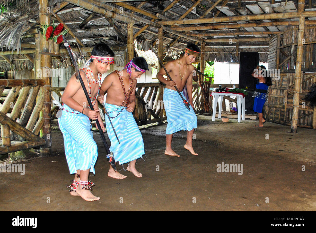 Un groupe de jeunes danseurs Shuar. Ils portent des accessoires faits de graines dans son corps. Communauté Shuar. Bucay. Proviince de Guayas. L'Équateur Banque D'Images