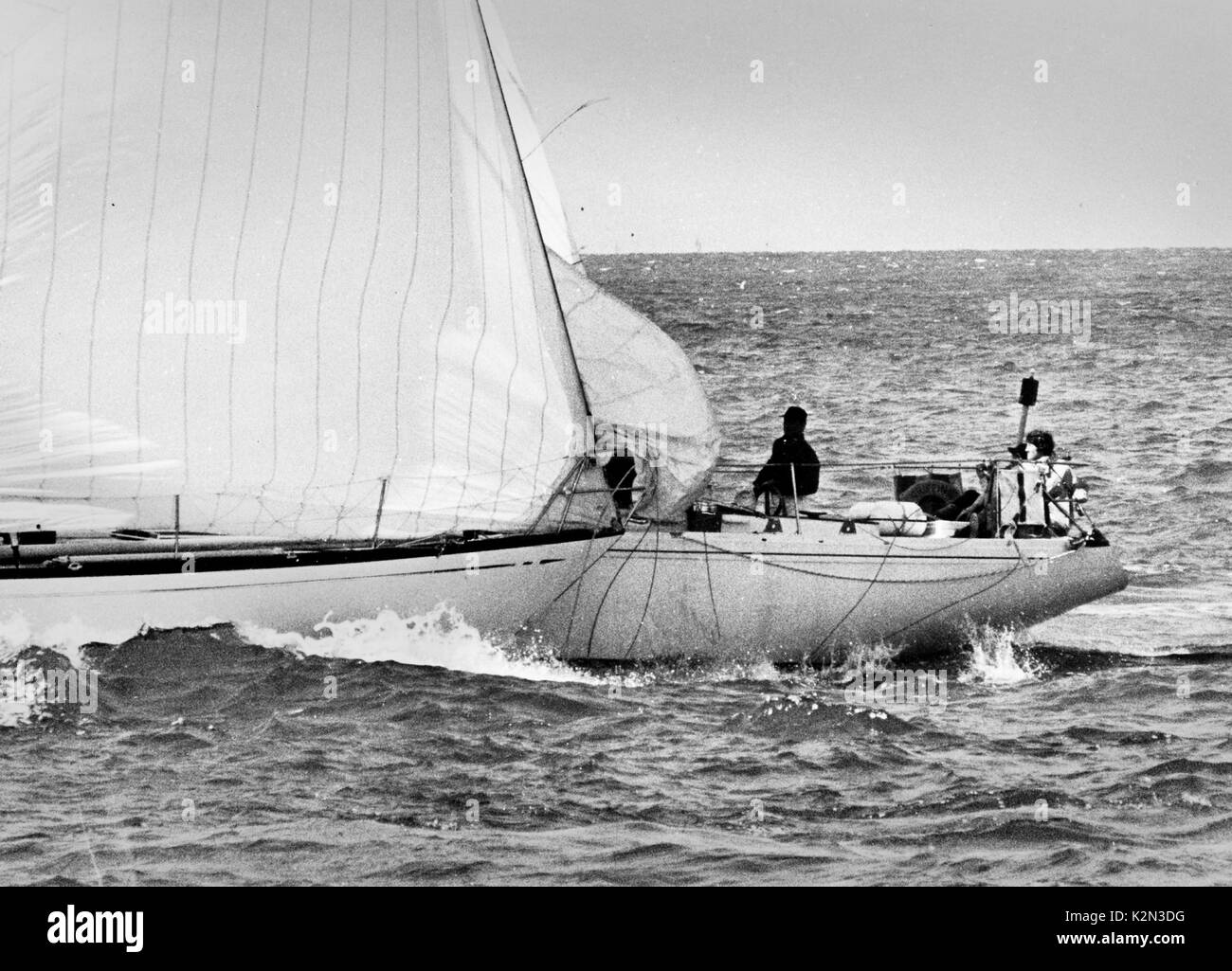 AJAXNETPHOTO. 1973. COWES, en Angleterre. COLLISION - COWES NR. 3 -YACHT ALLEMAND JAN POTT GLISSE du côté bâbord du YACHT RORC GRIFFIN III COMME LA COLLISION DE DEUX BATEAUX DISPONIBLES SUR LA LIGNE DE DÉPART D'UNE RYS CRUISER COURSE. Voir PIX COLLISION 1, 2 & 4. PHOTO:JONATHAN EASTLAND/AJAX REF;JAN   POTT COWES 73 3 Banque D'Images