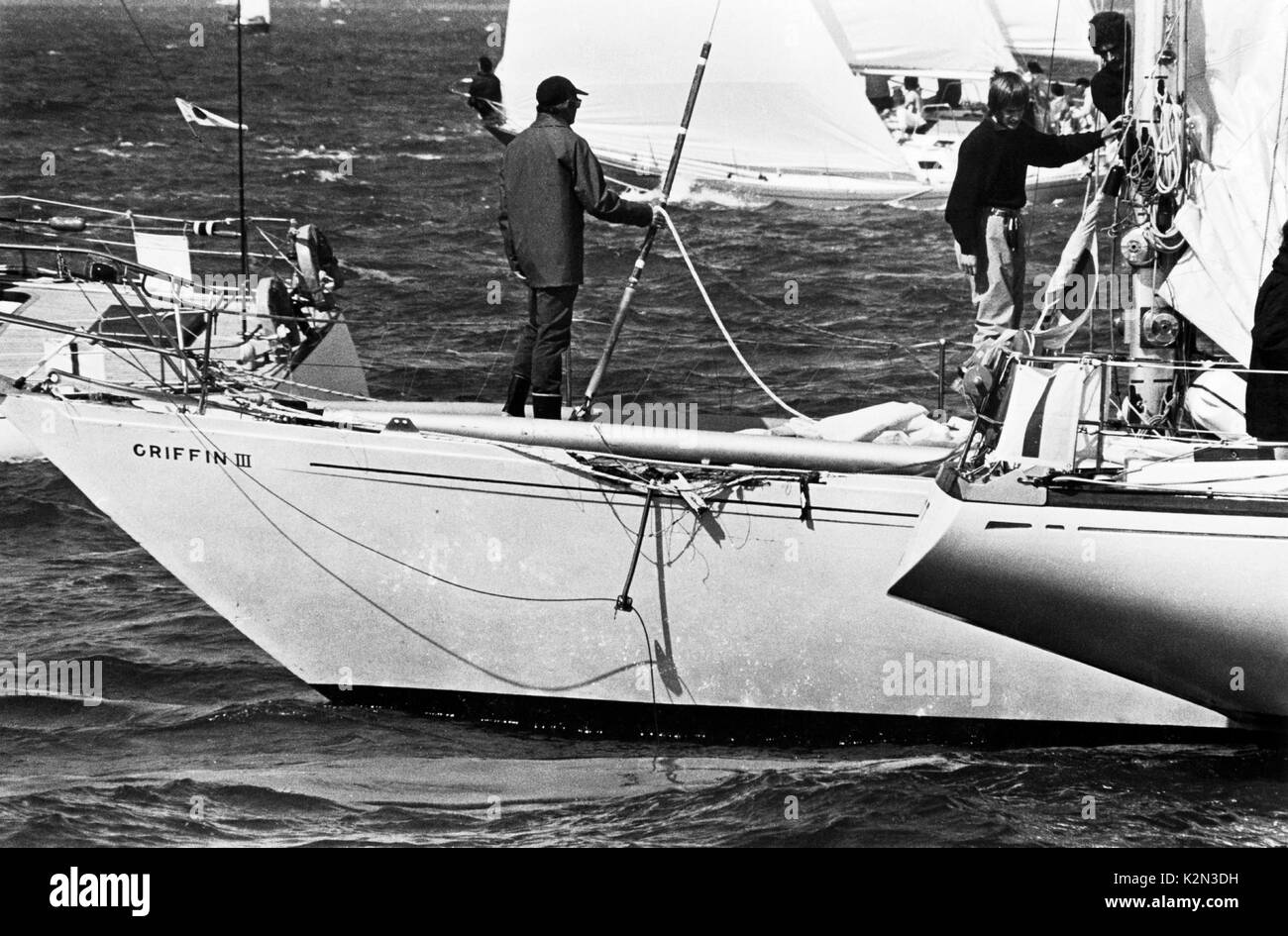 AJAXNETPHOTO. 1973. COWES, en Angleterre. COLLISION - COWES NR. 4 - L'ÉQUIPAGE DE GRIFFIN III INSPECTER LE DAMAGAE CAUSÉ PAR L'ALLEMAND JAN YACHT LORS DE COLLISIONS SUR LE POTT RYS LINE. Voir PIX COLLISION 1, 2, 3. PHOTO:JONATHAN EASTLAND/AJAX REF;JAN   POTT COWES 73 4 Banque D'Images
