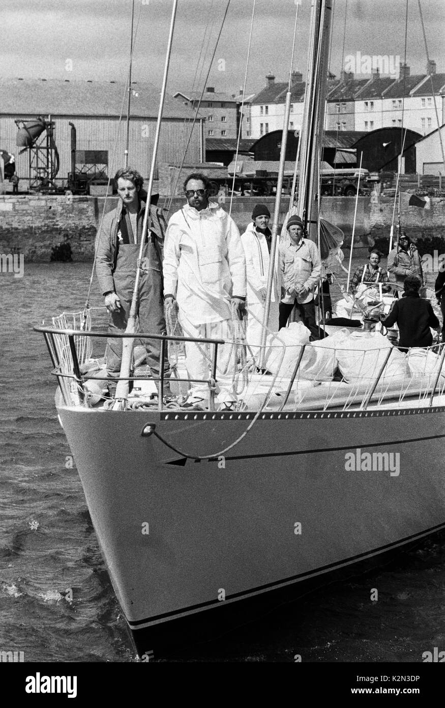 AJAXNETPHOTO. 14e Août, 1979. PLYMOUTH, ANGLETERRE - Fastnet Race - AMERICAN MAXI YACHT KIALOA ARRIVE EN TOUTE SÉCURITÉ DANS MILBAY AVEC UN ÉQUIPAGE épuisé à la recherche. PHOTO:JONATHAN EASTLAND/AJAX REF : 2791408 Banque D'Images