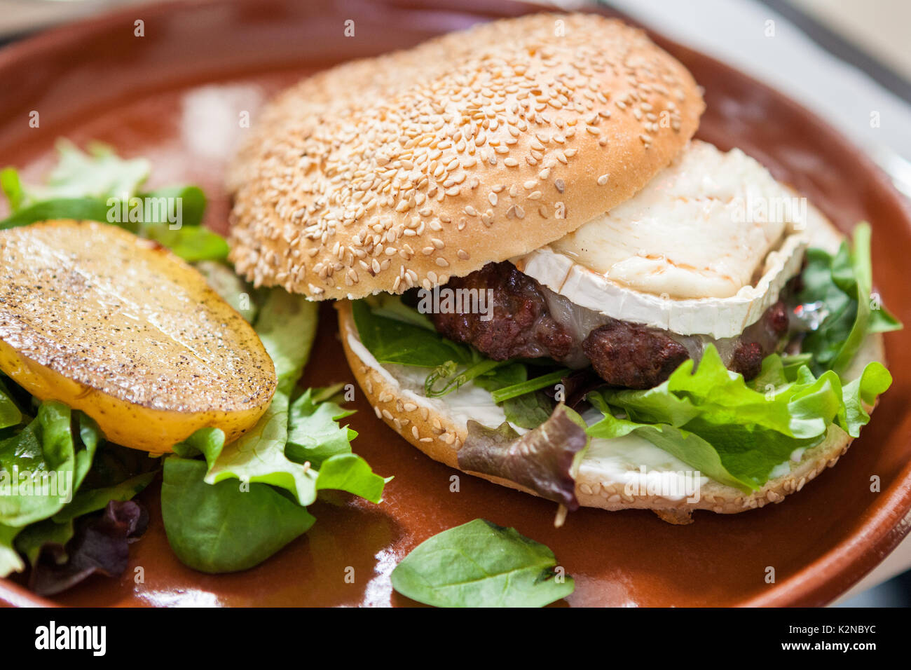 Hamburger avec fromage feta Banque D'Images