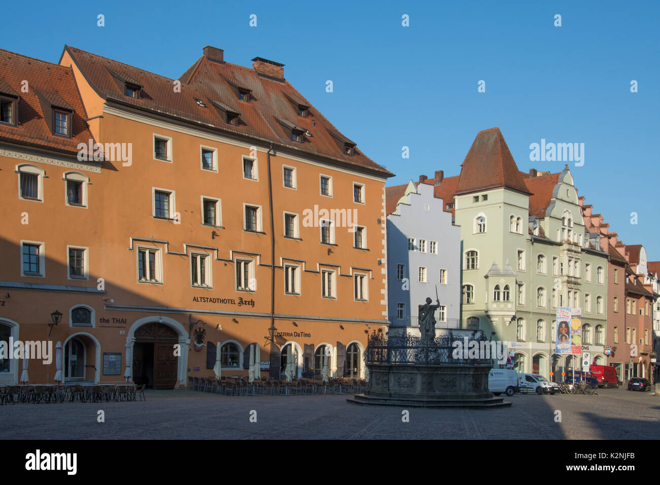 Tôt le matin soleil réchauffe les maisons construites par les marchands du Moyen âge dans l'Altstadt ou vieille ville de Ratisbonne, Bavière, Allemagne Banque D'Images