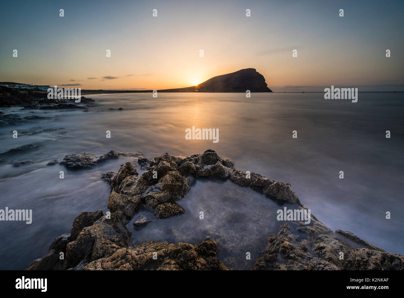 Rock La Montaña Roja sur la plage Playa de la Tejita, sunrise, El Medano, Tenerife, Canaries, Espagne Banque D'Images