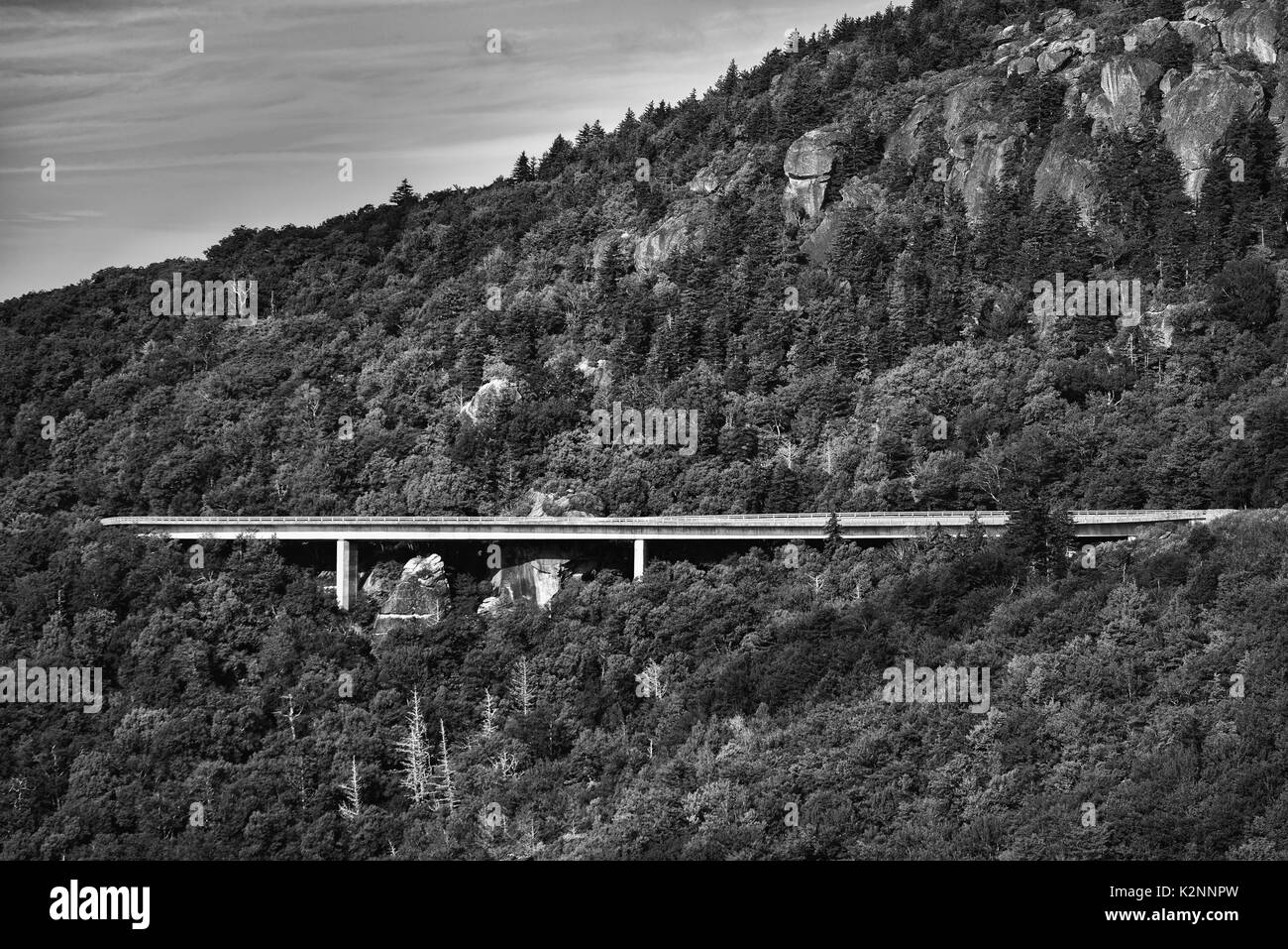 Linn Cove Viaduct Blue Ridge Parkway Rough Ridge Mountain Trail vieux noir et blanc Banque D'Images