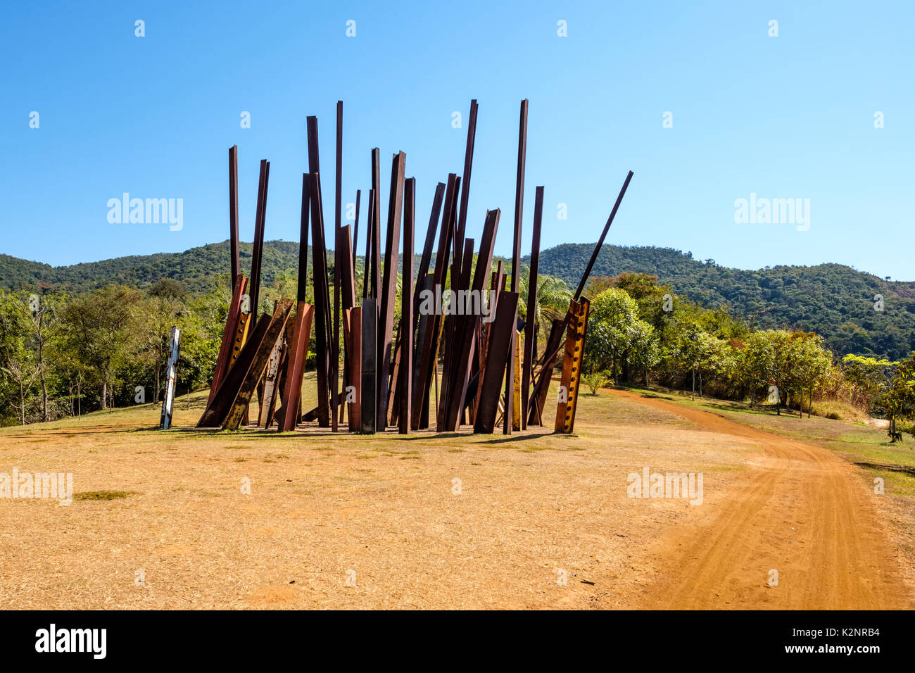 Chute de la sculpture, par Chris Burden Inhotim au centre d'Art Contemporain, jardin botanique, Brumadinho, Belo Horizonte, Minas Gerais, Brésil. Banque D'Images