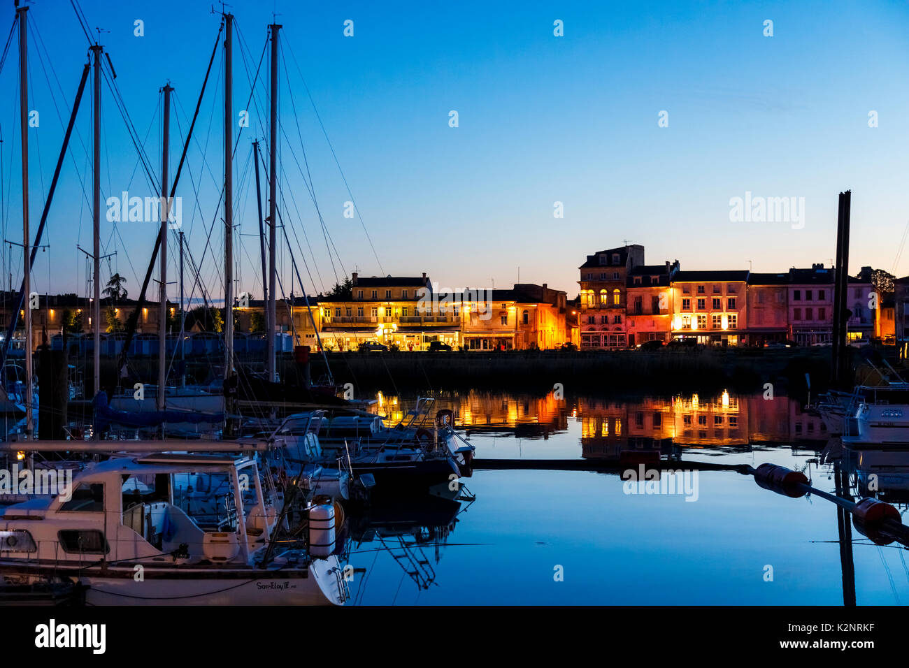 Port de plaisance de Pauillac dans la nuit, des yachts, des réflexions et des bâtiments illuminés, l'estuaire de la Gironde, département de la Gironde, Nouvelle-Aquitaine sud ouest France Banque D'Images