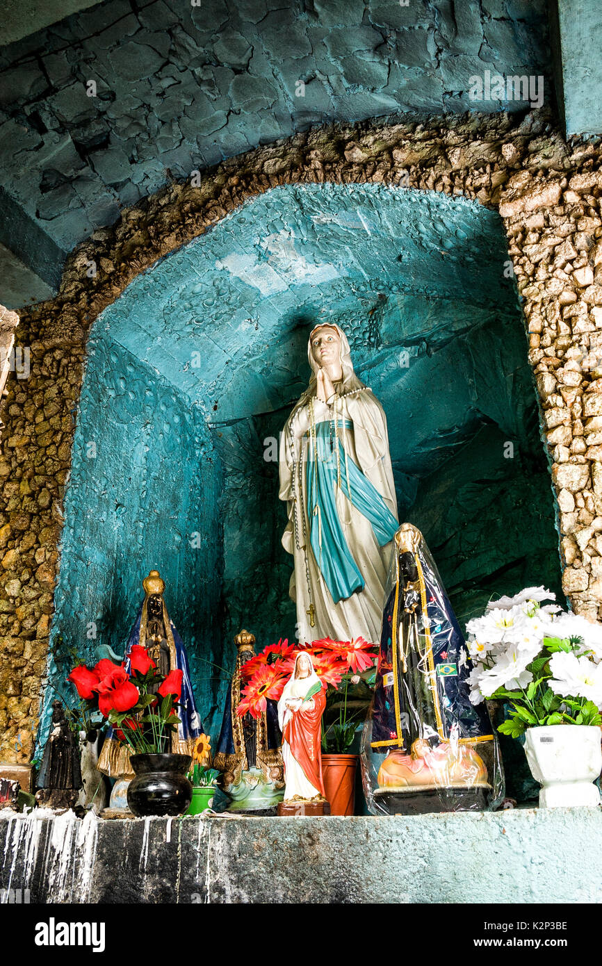 Gruta Nossa Senhora de Lourdes. Passos Maia, Santa Catarina, Brésil. / Monument à Notre Dame de Lourdes. Passos Maia, Santa Catarina, Brésil. Banque D'Images