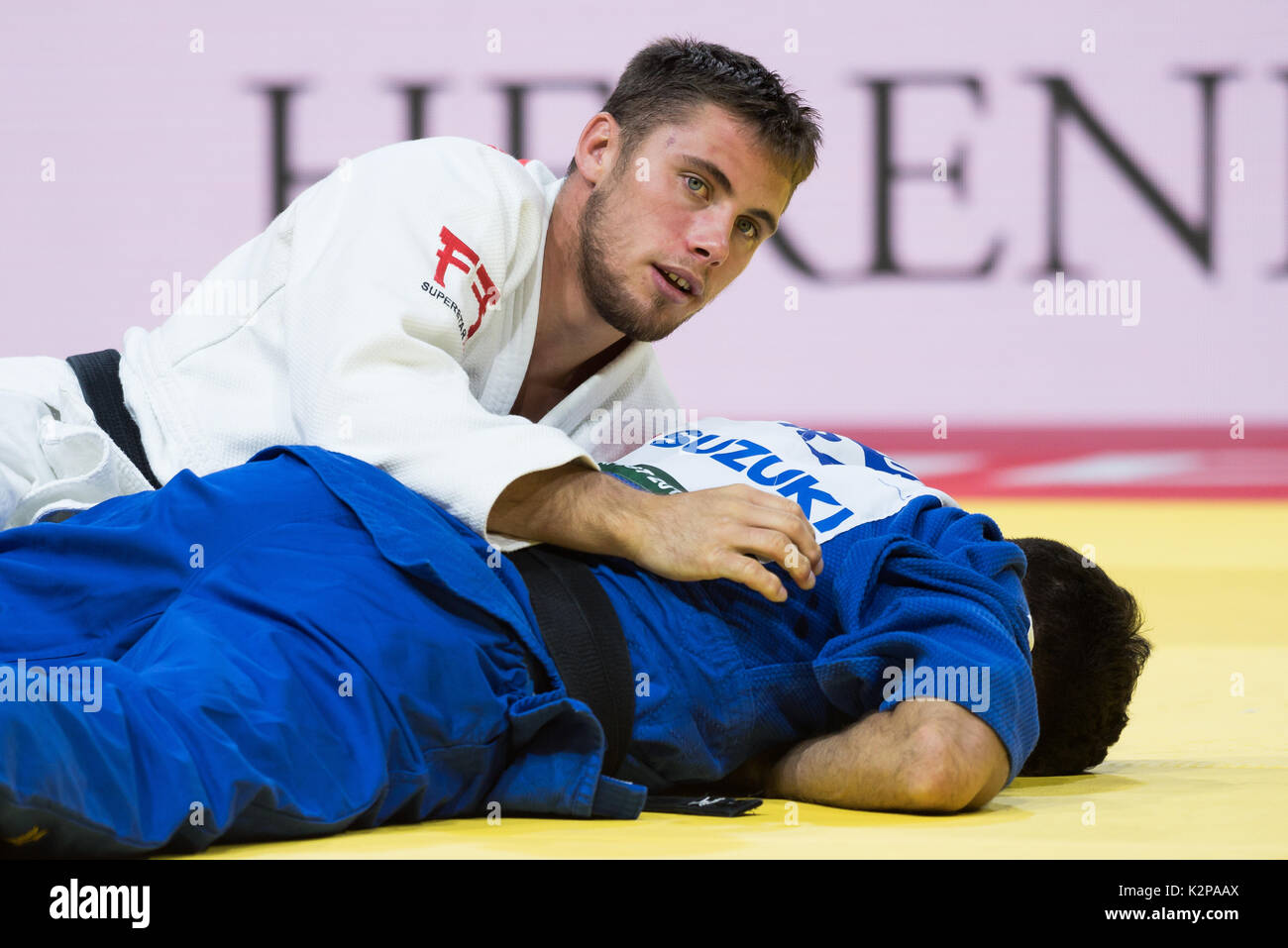 Martin Hojak de Slovénie (kimono blanc) et Benjamin Axus de France (kimonos)  combats au cours de la lutte dans la catégorie -73kg au Championnat du  monde de judo 2017 Budapest le 30