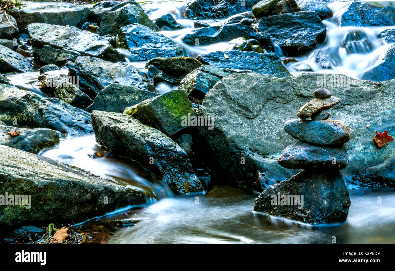 L'eau se précipiter sur les pierres composée comme une femme située à Gladstone, New Jersey Banque D'Images