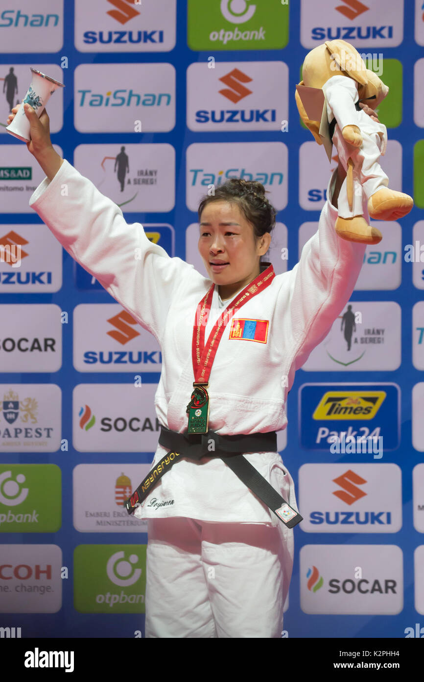 Budapest, Hongrie. Août 30, 2017. Médaillé d'or de la Mongolie Dorjsuren Sumiya assiste à la cérémonie de la féministe -57kg catégorie à la Suzuki 2017 Championnat du monde de judo à Budapest, Hongrie, le 30 août 2017. Credit : Attila Volgyi/Xinhua/Alamy Live News Banque D'Images