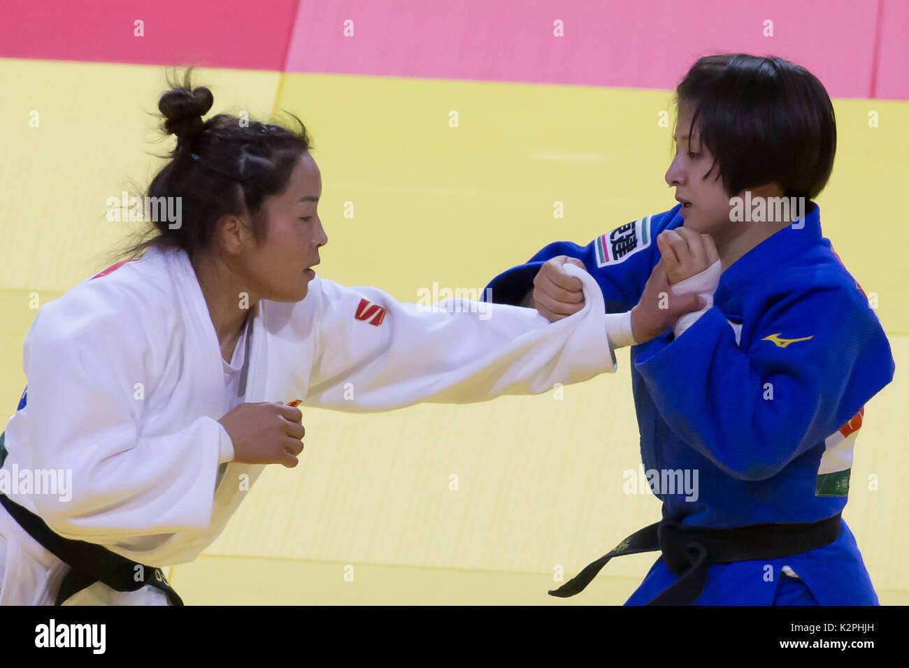 Budapest, Hongrie. Août 30, 2017. Sumiya médaillé d'or Dorjsuren (L) de la Mongolie est en concurrence avec Yoshida Tsukasa japonaise au cours de la féministe -57kg finale au Championnat du monde de judo 2017 Suzuki à Budapest, Hongrie, le 30 août 2017. Credit : Attila Volgyi/Xinhua/Alamy Live News Banque D'Images