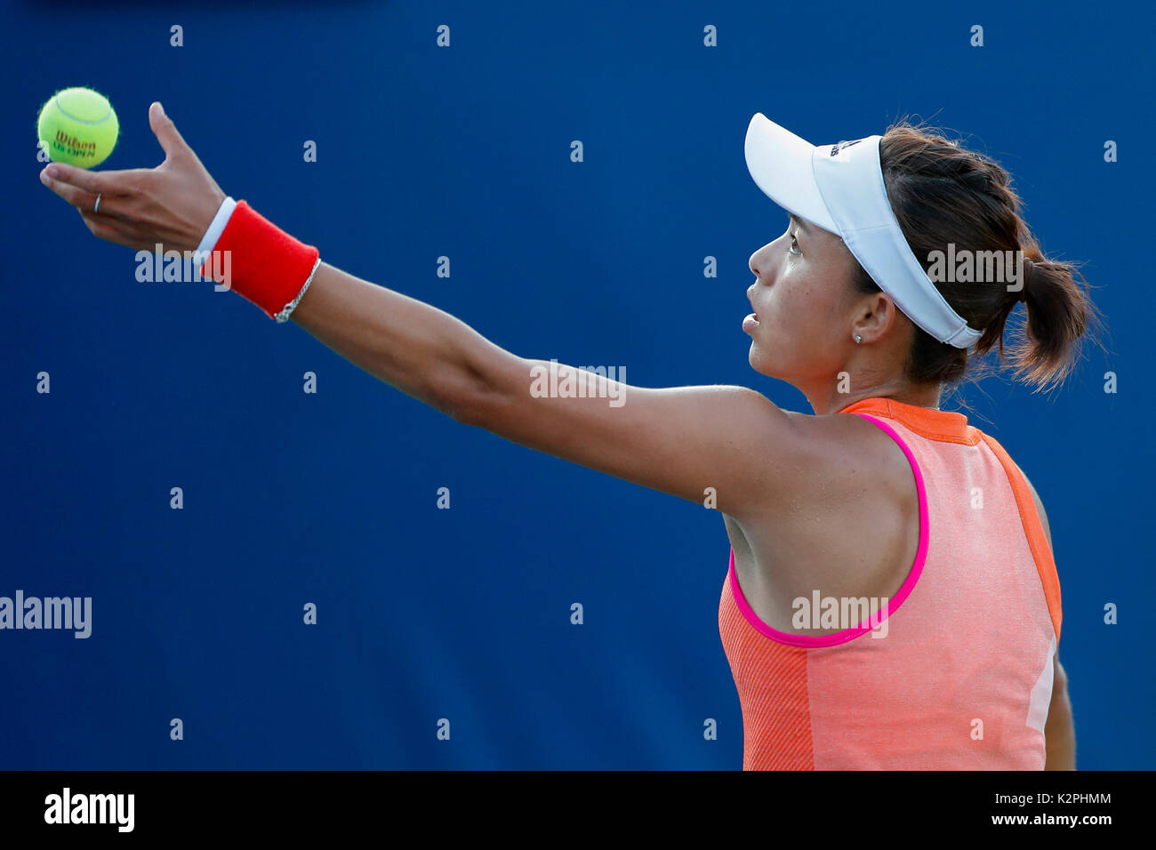 New York, USA. Août 30, 2017. Wang Qiang de la Chine sert au cours de la première série de match contre Daria Kasatkina de la Russie à l'US Open 2017 Tournoi de tennis à New York, États-Unis, 30 août 2017. Credit : Muzi Li/Xinhua/Alamy Live News Banque D'Images