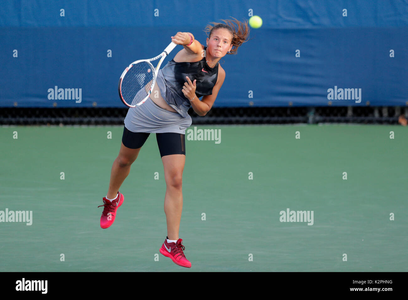 New York, USA. Août 30, 2017. Daria Kasatkina sert de la Russie au cours de la première série de match contre Wang Qiang de la Chine à l'US Open 2017 Tournoi de tennis à New York, États-Unis, 30 août 2017. Credit : Muzi Li/Xinhua/Alamy Live News Banque D'Images