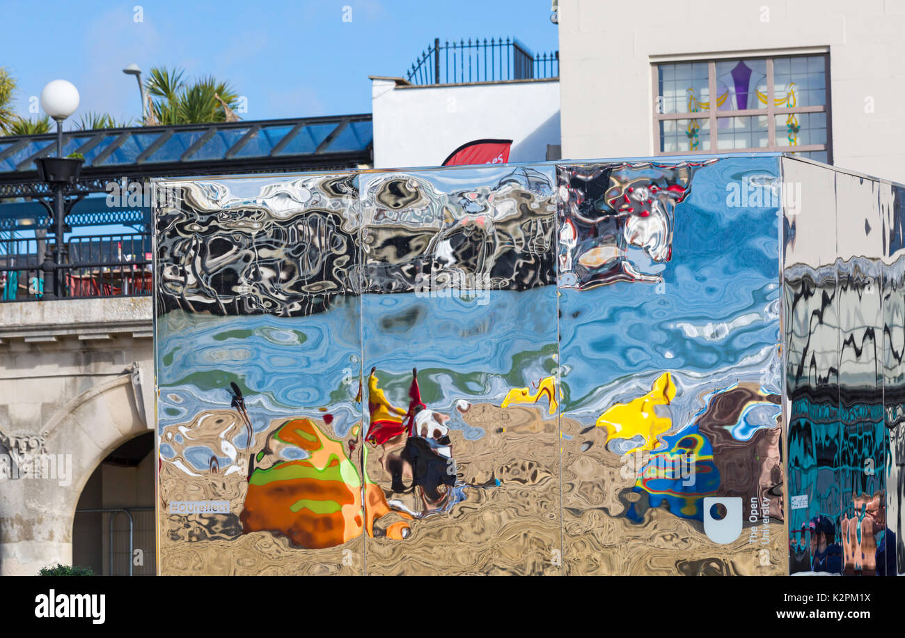 Bournemouth, Dorset, UK. Août 31, 2017. L'unité d'organisation reflètent en miroir géant cube sur la plage de Bournemouth Bournemouth pour le Festival de l'air. A 3x3m de pop up réflexion cube miroir intérieur et l'extérieur. L'Université ouverte est l'initiative visant à encourager les pays à mettre leurs téléphones et à réfléchir. Résumé réflexions d'environnement dans le maquillage - sauveteurs RNLI avec les gens sur la plage, de la mer et du sable. Contraste de vrais irréel. Credit : Carolyn Jenkins/Alamy Live News Banque D'Images