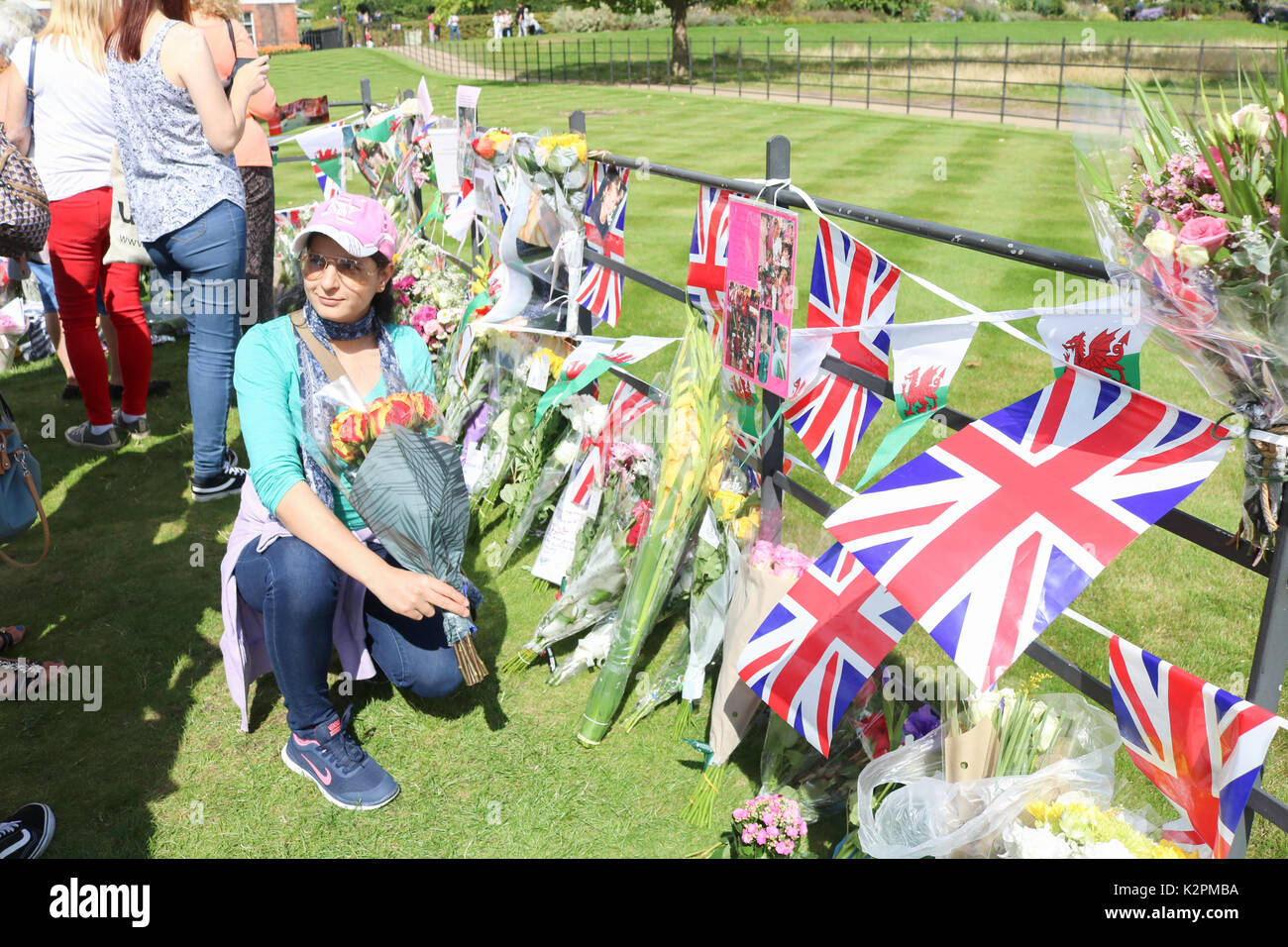 London UK. 31 août 2017. Wellwishers continuent d'arriver en dehors des portes du palais de Kensington à Londres pour rendre hommage au 20ème anniversaire de la mort de Diana Princesse de Galles qui est décédée tragiquement dans un accident de voiture mortel à Paris le 31 août 1997 Credit : amer ghazzal/Alamy Live News Banque D'Images