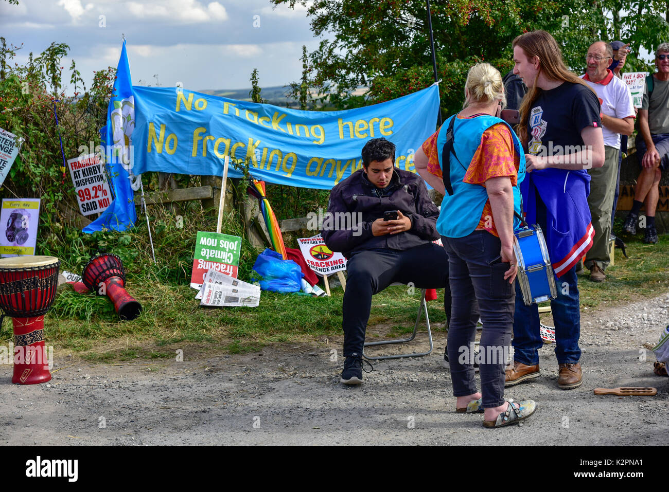 North Yorkshire, UK. Août 31, 2017. De grandes foules de manifestants anti-fracking recueillir l'extérieur de l'énergie baisse de la troisième réunion à Kirby Misperton village Hall Crédit : Richard Burdon/Alamy Live News Banque D'Images