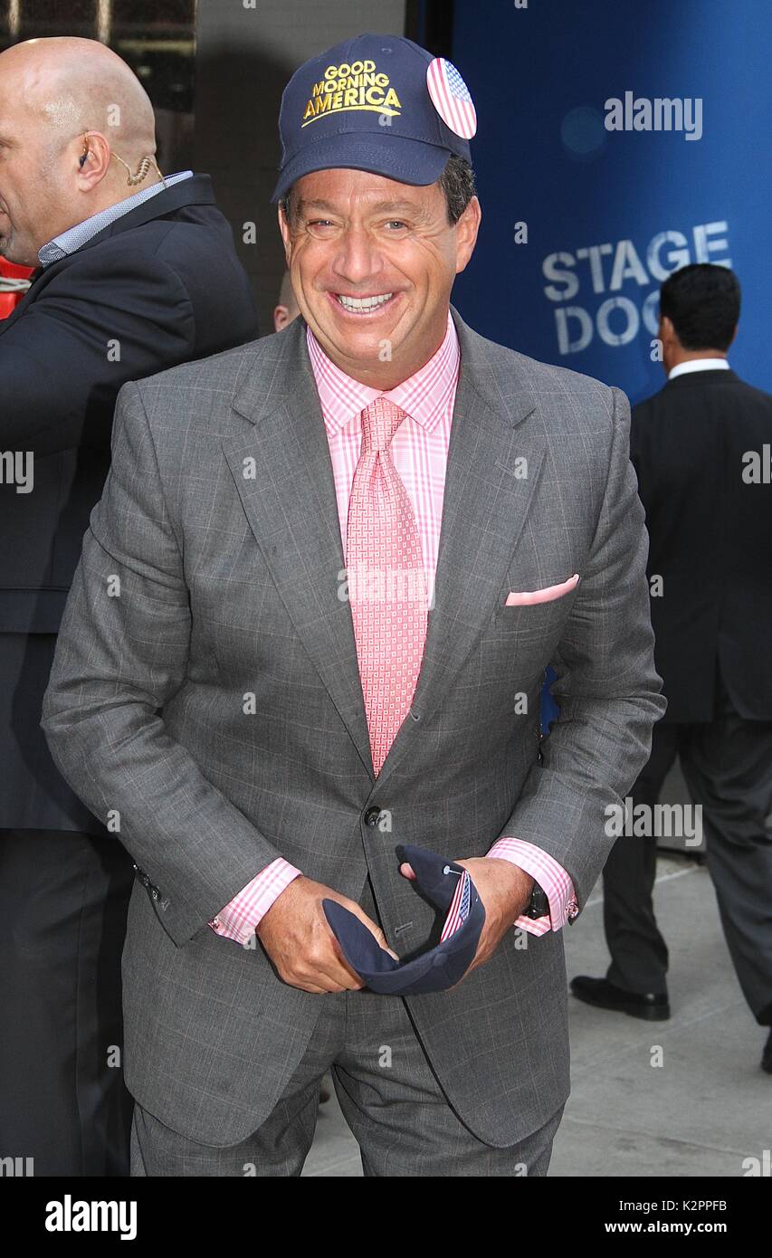 New York, NY, USA. Août 31, 2017. WABC-TV meterorlogist Bill Evans repéré laissant 'Good Morning America' après avoir participé à la "journée du don" parrainé par ABC/Disney pour soutenir les victimes de l'ouragan Harvey à New York, New York le 31 août 2017. Rainmaker : Crédit Photo/media/Alamy Punch Live News Banque D'Images