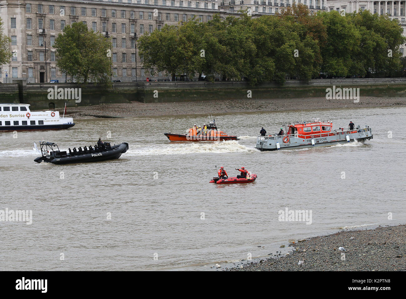 Londres, Royaume-Uni. 23 Oct, 2017. London Fire Brigade gonflable, London Fire Brigade incendie Incendie du bateau de sauvetage de la RNLI Dart, Royal National Lifeboat Institution E classe lifeboat Hurley Burley E-07, l'Unité marine de la Police métropolitaine Rigid Inflatable Boat (RIB), les services d'urgence, de l'exercice atteignent Lambeth Tamise, Londres UK, 23 octobre 2017, photo de Richard Goldschmidt : Riche de crédit Gold/Alamy Live News Banque D'Images