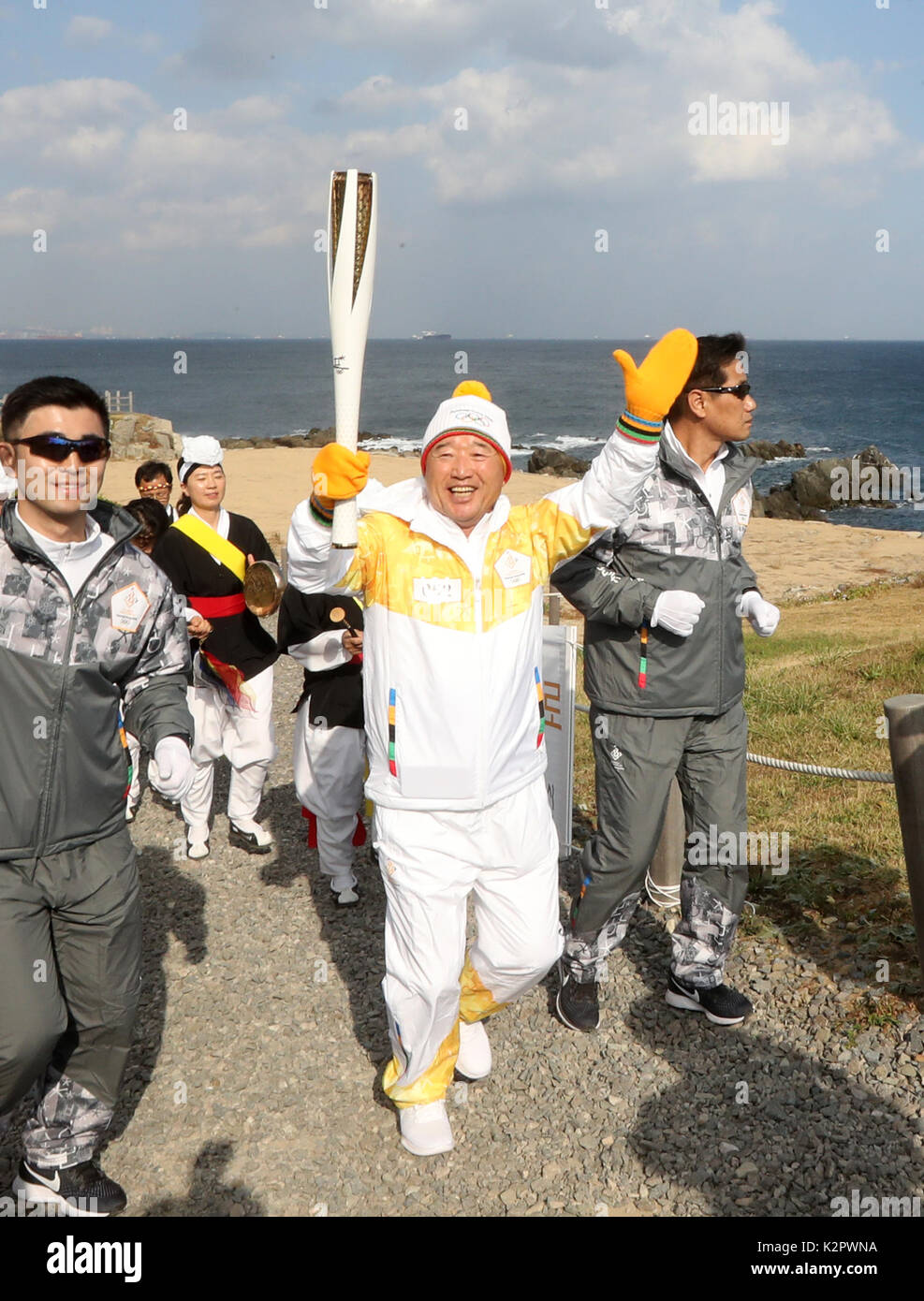 10 novembre 2017. Relais de la torche pour les Jeux Olympiques de PyeongChang à Ulsan Woo Cheol-joo, chef de file d'un organisme industriel pour les petites et moyennes entreprises dans la ville d'Ulsan, dans le sud-est du pays, porte la torche pour les Jeux Olympiques d'hiver de PyeongChang en 2018 à Ganjeol Cape, un point où le lever du soleil peut être vu le plus tôt sur la péninsule coréenne, sur la côte de la ville le 10 novembre 2017. Le relais de la flamme olympique couvrira 2 018 kilomètres -- le même nombre que l'année des Jeux. Crédit : Yonhap/Newcom/Alamy Live News Banque D'Images