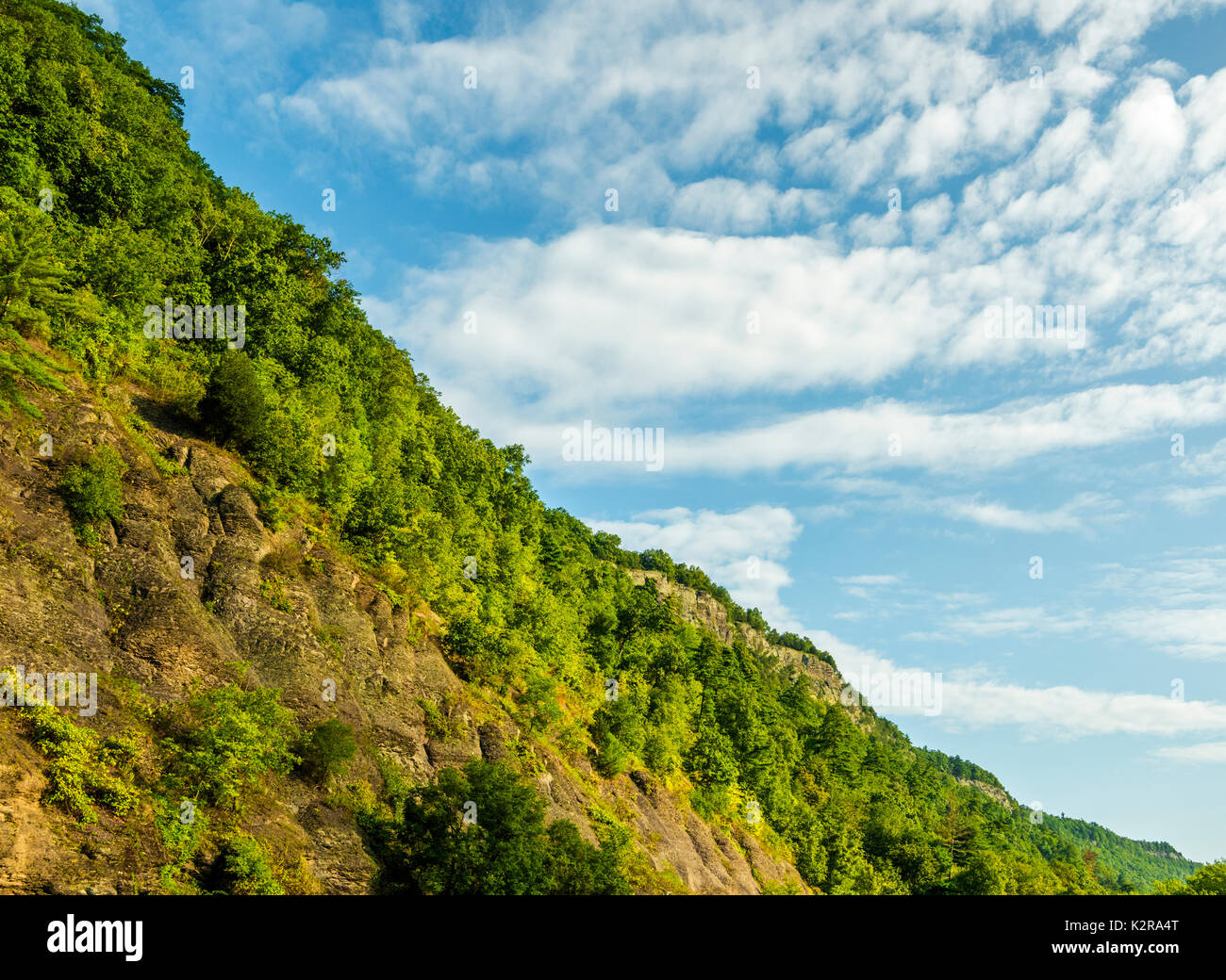 La Moitie De La Moitie Et La Montagne Sky Abstract Background Delaware Water Gap Pa Photo Stock Alamy