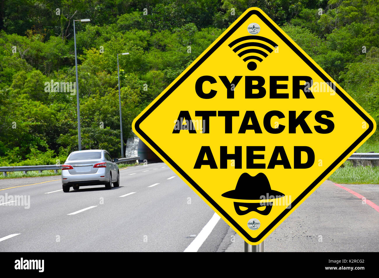 Les cyber-attaques avant d'avertissement jaune panneau routier. Banque D'Images
