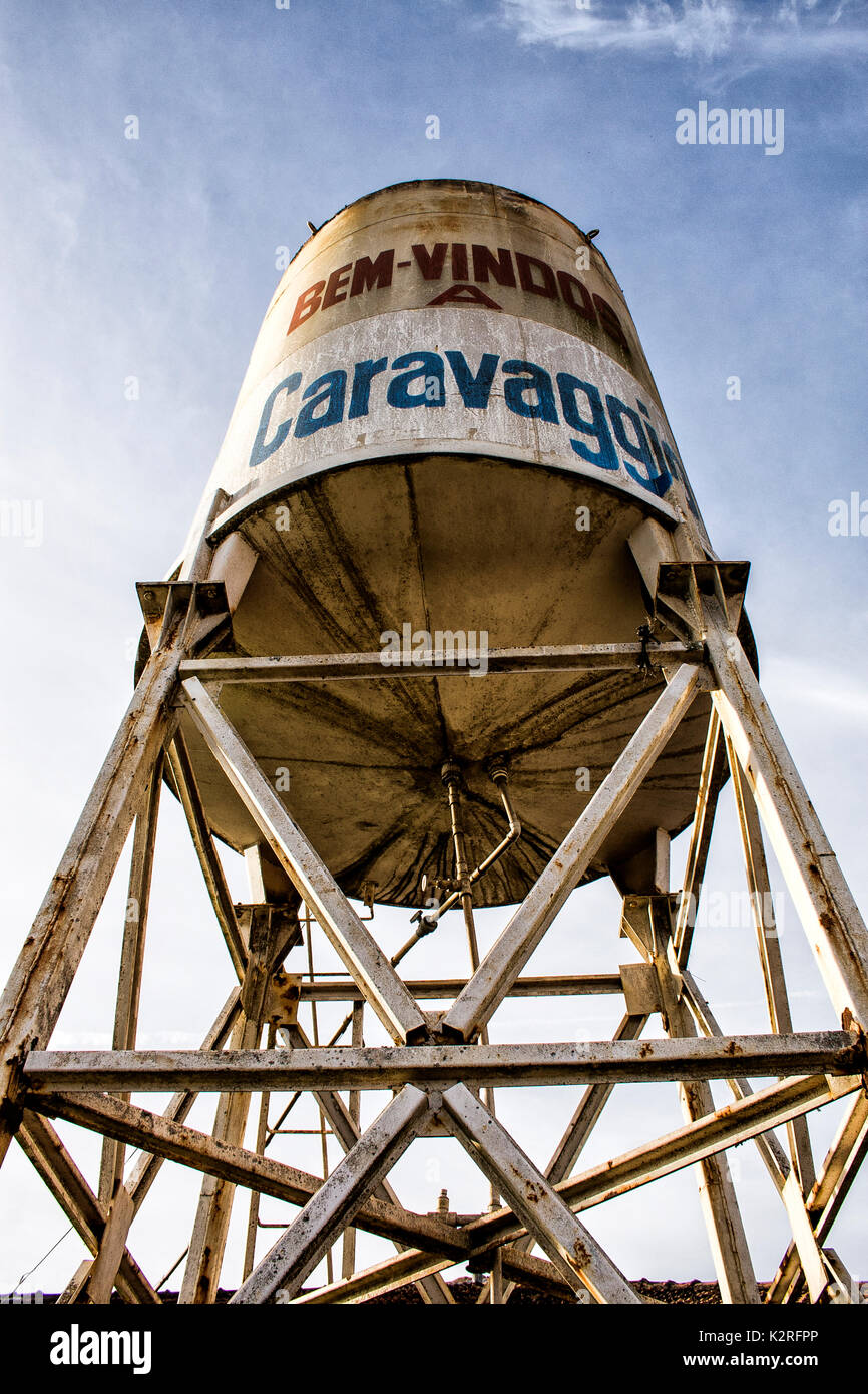 Réservoir d'eau avec un message de bienvenue au Sanctuaire de Nossa Senhora de Caravage. Guaraciaba, Santa Catarina, Brésil. Banque D'Images