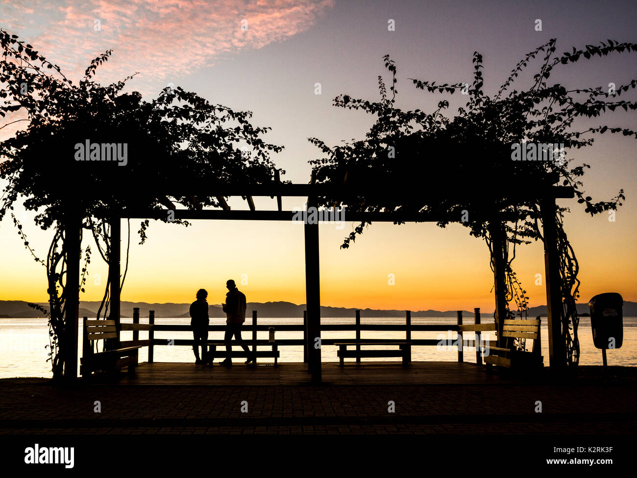 Pont sur le trottoir de l'Avenue Beira Mar Norte au coucher du soleil. Florianopolis, Santa Catarina, Brésil. Banque D'Images