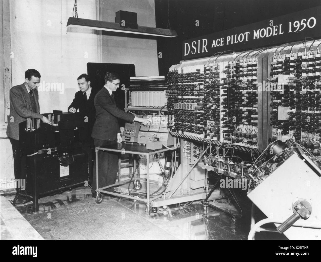 La photo doit être crédité ©Presse Alpha 050000 29/11/1950 Le N.P.L. Le son électronique, un modèle pilote du calcul automatique Engine (ACE) travaille maintenant au National Physical Laboratory Ministère de la recherche scientifique et industrielle, où il a été conçu et construit. L'ACE lui-même sera construit plus tard mais le pilote modèle est un ordinateur complet. L'ordinateur populairement connu comme un cerveau électronique, a déjà été utilisé pour résoudre certains problèmes et le surintendant de la division mathématiques, N.P.L. seront heureux d'entendre des problèmes industriels qui nécessitent une longue et complexe arit Banque D'Images