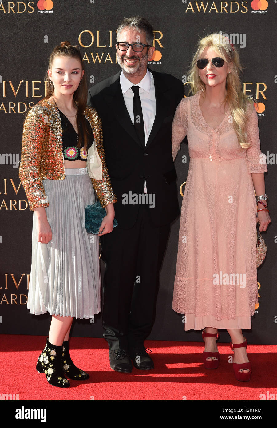 La photo doit être crédité ©Presse Alpha 079965 09/04/2017 David Vincent Niclot avec fille Dolly Vincent Niclot et épouse Morwenna Banks l'Olivier Awards 2017 au Royal Albert Hall de Londres Banque D'Images