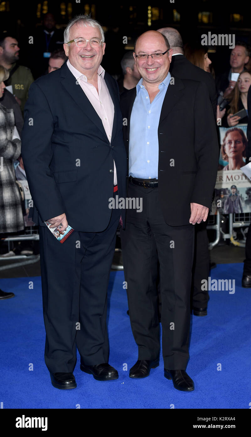 La photo doit être crédité ©Presse Alpha 079965 16/03/2017 Christopher Biggins et Neil Sinclair La Premiere De Charité Du Monde d'un autre fils de mères à l'Odeon Leicester Square Londres Banque D'Images