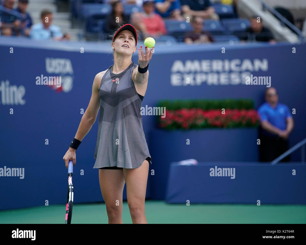New York, États-Unis. Août 30, 2017. Eugénie Bouchard du Canada sert lors de match contre Evgeniya Rodina à US Open Championships à Billie Jean King National Tennis Center Crédit : Lev Radin/Pacific Press/Alamy Live News Banque D'Images